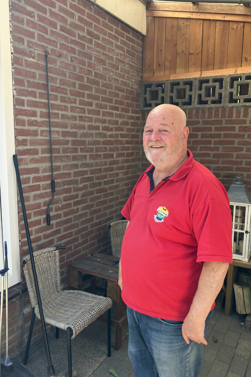 Willem staat trots bij zijn huis met nieuwe onderhoudsvrije kunststof kozijnen in een beschutte tuinhoek.